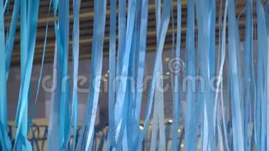 美丽的蓝色丝带在风中飘动。